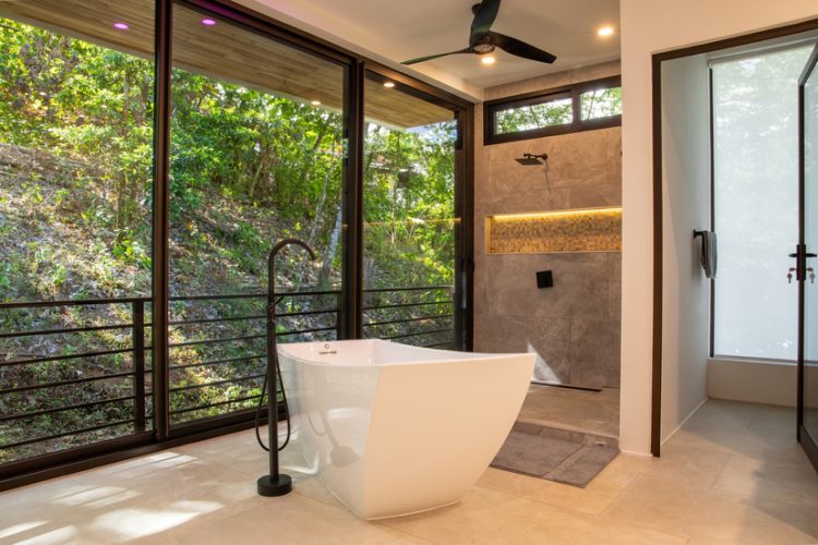 Tub with jungle views
