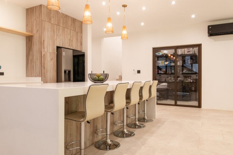 Breakfast bar and pantry