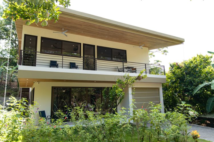 Vista frontal de la casa