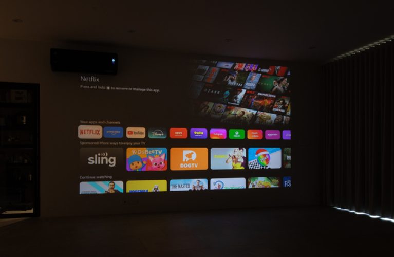 Cine en casa con proyección gigante