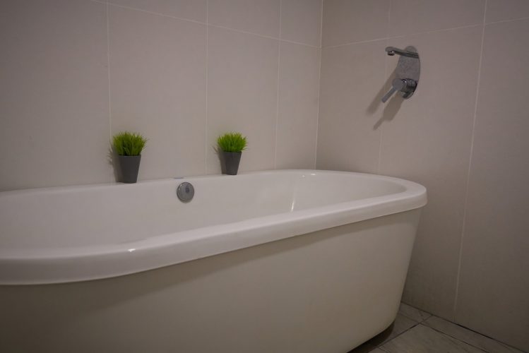 Casa verde baño con bañera