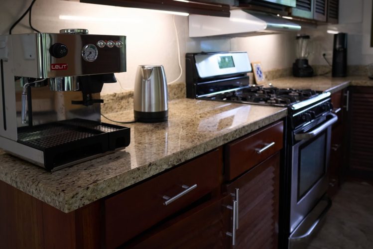 Casa verde cocina con estufa