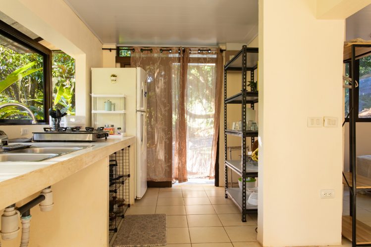 Cocina y entrada principal de la casita